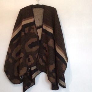 Beautiful Earth-tone Shawl 🍂 One Size fits most.